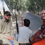 Lēnām soļojam pa lielceļu, kad blakus piestāj traktors ar ūdens mucu piekabē, vīri aicina kāpt virsū un doties uz ezeru. Jā, kad šajā pusē ierodas ārzemnieki, viņi vienmēr dodas uz ezeru. Lieki nepretojamies, sēžamies virsū, kur nu var uzsēsties, un braucam.