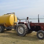 Vīri brauc uz ezeru, protams, pēc ūdens. Gaišākais kungs, starp citu, runā ļoti pieklājīgā un bagātā angļu valodā, izstāsta mums par savu ikdienu - divatā visu dienu braukā šurpu turpu uz ezeru un atpakaļ. Piesmeļ pilnu muciņu un tad ved cieminiekiem, kas veic kādus būvdarbus. Būvdarbus Hanpurā ļaudis veicot vienmēr!