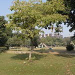 Pirmdienas rītā, no Indijas vēstniecības uzzinājām, ka drīzumā beidzot tiksim pie savām Indijas vīzām, kuru iegūšana 3 dienu vietā aizņēma vairāk nekā divas nedēļas. Par nelaimi, šo nedēļu laikā Pakistānas vīzām jau paspēja izbeigties termiņš, tāpēc mudīgi skrienam uz Pasu galdu noskaidrot, kas un kā jādara tālāk. Izrādās, pavisam vienkārši - jāatnāk uz Imigrācijas dienestu un, ja vīza nav beigusies senāk kā pirms divām nedēļām, pasē tiks iespiests vēl viens zīmogs, kas ļauj Pakistānā padzīvoties vēl 15 dienas. Mēs gan šo iespēju neizmantosim, gana jau esam šeit sabijuši, tikko saņemsim pasītes, uzreiz pagarināsim vīzas, un skriesim prom. Un paskat, kāds Imigrācijas birojam blakus skaists parciņš! Tīrs un zaļš!