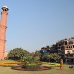 Urā, beidzot forts! Atradām! Diemžēl atradām no nepareizā gala, jo ieeja ir otrā pusē. Bet nekas, citādi tā arī nekad nebūtu redzējuši jauno, skaisto fūdstrītu. Pirms pāris nedēļām jau stāstīju par veco pārtikas ielu Anarkali - pilsētarhitektu plāns bija vienkārši uzbūvēt jaunu, skaistu ielu tieši blakus fortam un pārvietot visus ēdājus no turienes uz šejieni. Sak', lai nemaisās pa kājām satiksmei. Plāns, par nelaimi, nebija kārtīgi pārdomāts, jo, izrādās, ne visi Anarkali lēto ieskrietuvju apmeklētāji var atļauties par normālu ēdienreizi maksāt 8-10 eiro, un galu galā šeit pusdienot/vakariņot nāk tikai retais ārzemju ceļinieks vai strauji augošais pakistāņu vidusslānis. Tātad - Anarkali darbojas kā darbojusies, bet papildus tai ir vēl viena barības iela. Runā, ka šajos restorānos var sēdēt arī uz jumta terasītēm un vakaros skatīties, kā skaisti izgaismojas ne tikai forts, bet arī fortam blakus esošā Badšahi mošeja. Citreiz žēl, ka esam tādi skopuļi, hehe. Bet, nu, nedrīkst arī katrai šādai vājībai padoties. Dārgas māgas piestumšanas vietā varam paveikt ko atmiņā paliekošāku, piemēram, apmeklēt to pašu fortu, kurš, izrādās, arī itin nemaz nav lēts.