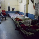 Tā kā bijām salasījušies, ka neatsverama Amritsaras pieredze ir nakšņošana zelta templī, uzreiz pa taisno dodamies turp. Jā, ap templi izkārtojušās vairākas ēkas - dažāda līmeņa naktsmītnes sikhu svētceļniekiem. Vienā no ēkām iekārtota atsevišķa telpa ārzemniekiem. Nav nekāda lepnā, protams, bet nav arī necik dārga, vispār, ja sirdsapziņa nemoka, šeit var nakšņot pavisam bezmaksas. Drīkst par pakalpojumiem noziedot kādu naudiņu (ko mēs arī izdarījām), bet neviens uz pirkstiem neskatās, vari ziedot, cik maz vai daudz vēlies, vari neziedot vispār. Istabā parasti nakšņo kādi 4-7 jaunieši no visdažādākajām valstīm, un visi, kā likums, tomēr nav svētceļnieki. Tāpat kā mēs, vienkārši salasījušies visādus brīnumus ceļvežos, heh. Istabā ir arī viena vannasistaba (varbūt pareizāk jāsaka spaiņistaba, jo jāmazgājas, izmantojot spaini, nevis dušu/vannu) un katram gulētājam pa slēdzamam skapītim. Runā, ka esot arī vaifaijs, bet mums pieslēgties neizdevās.