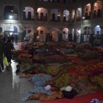 Šādi ēkas pagalmiņā nakšņo svētceļnieki, kas man liekas bišķiņ negodīgi, jo visādi nesvētceļnieki-liekēži no bagātām rietumu valstīm tiek pie istabiņas ar gultām, bet īstenajiem ticīgajiem pienākas tikai mazs pleķītis uz grīdas pagalmā. Protams, pieejamas arī privātās istabiņas, bet par tām, lai gan mazāk nekā viesnīcās, bet tomēr jāmaksā noteikta summa. Mūsu istabiņā nav arī tualetes, tāpēc katru reizi, kad vajag pačurāt, jāiet caur šo krācošo un visādi citādi skanošo pagalmu uz lielajām, publiskajām tualetēm, kuras, gods godam, ir ārkārtīgi tīras un regulāri tiek mazgātas. Vienā tualetē ir pat rietumniekiem piemērots pods!