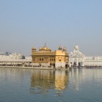 Lūk, arī zelta templis (patiesībā oficiālais nosaukums ir Harmandir Sahib - dieva templis, bet zināmu apsvērumu dēļ angliski tas tiek dēvēts par golden temple)! Trešais sikhisma guru (Guru Ram Das) izfunktierēja, ka sikhiem nepieciešams pašiem savs svētais dīķis, kurā apmazgājoties var iegūt visādu veidu svētības un citus garīgus labumus. Tāpēc drīz vien viņš sasauca savus sikhus un pa visiem izraka Nemirstības nektāra baseinu (pendžābiešu valodā Amrit Sarovar - uzmini, no kurienes Amritsara ieguva savu nosaukumu, haha). Turpat apkārt tika saceltas dažas mājiņas, kas drīz vien izauga par pilsētu, kuru tā arī sauca - Amritsar.