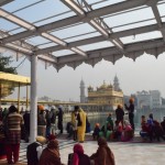 Nākamais guru (Ardžans) izdomāja, ka bez attīrīšanās un garīguma iegūšana nepieciešama arī centrālā lūgšanu vieta, kur visiem normāliem sikhiem lūgties, tāpēc dīķa vidū tika uzcelts templītis (gurudvara). Templī smuki var ieiet no visām četrām pusēm, kas simbolizē to, ka uz šejieni lūgties drīkst nākt ne tikai sikhi, bet jebkurš cilvēks (jā, arī sievietes!!!) no jebkuras reliģijas ar jebkādu dzīves gājumu. Vēlākais Sikhu Impērijas (valsts) dibinātājs Randžits Singhs ne tikai nocietināja savu jauno valsti (mūsdienās - apmēram Pendžābas teritorija) no iebrucējiem, bet arī noklapēja augšējos gurudvaras stāvus tīrām zelta plāksnītēm. No tā arī tempļa angliskais (un sekojoši latviskais) nosaukums. Un, jā, tas joprojām ir īsts zelts, un joprojām tiek regulāri atjaunots. Pavēro kungu galvassegas - te uzreiz var redzēt, kurš ir īstens svētceļnieks, un kurš tikai tūrists. Tempļa teritorijā neviens (arī kungi!!!) nedrīkst ienākt ar nenosegtu galvu, tāpēc tiem, kas paslinkojuši un nav sagatavojušies, pie ieejas izsniedz mazus, oranžus lakatiņus.