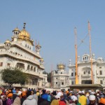 Šo ēku kreisajā pusē (es jau labprāt būtu nobildējis smuki no priekšas, bet tu redzi to ļaužu baru, ja? Katru dienu šeit ierodas ap 100 000 lūdzēju, KATRU DIENU!) sauc par Sri Akal Takhat Sahib Ji - tajā iekšā ir tronis, kurā sēž Sikhu guru. Vēl labu laiku pirms sikhu valsts dibināšanas, šeit jau bija tāda kā vietējā pašpārvalde, kur guru valdīja pār saviem sekotājiem - izdeva ediktus, lēma tiesu un visādi citādi risināja sikhu komūnas darīšanas. Kādā brīdi, kad Mogulu vadītāji sāka arvien vairāk un vairāk sikhiem uzspiest savus likumus, guru palūdza ierasto ziedojumu (zelts, sudrabs, dārgas drēbes (no united colors of benetton)) vietā uz templi nest ieročus, zirgus un jaunus vīrus, kurus nodot guru dienestā. Un no šejienes arī sākās sikhu cīņa par autonomija, kas galu galā noveda līdz kārtīga Mogulu zemes kumosiņa atņemšanai!