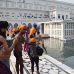 Reku arī redzama apmazgāšanās, visādi kungi - jauni, veci, tievi, resni, nāk un mērcējas ūdenī ar visu miesu, tādējādi iegūstot visādas garīgas priekšrocības. Tur tālāk redzamā būdiņa, kas līdz pusei iemērcēta baseinā paredzēta dāmām. Nevar taču tā plikas pa visurieni rādīties!