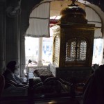 Dīķim apkārt ir vēl kaudzīte visādu dažādu funkciju ēku, par visām stāstīt negrasos, jūs tāpat nenovērtēsiet, haha. Sikhu muzejs, ēdināšanas telpas (par šo vēl vēlāk), administrācijas ēkas, šitāds templītis, tāds templītis. Lūk, arī attēls no viena no templīšiem. Neviens man neizskaidroja visu to procedūru, bet varu pastāstīt, ko redzu - vidū zelta būrītis, blakus sēž svarīgais kungs sikhu micē, kurš skaļi dzied dziesmiņas, visapkārt sasēduši parastie mirstīgie, kuri klausās dziesmiņās un visādos veidos klanās. Labi esmu iedziļinājies procesā, ja? hahaha