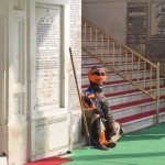 Viens no svētceļniekiem. Pāris šādi kungi dzīvoja arī mūsu ēkā, bet man liekas, ka viņi vairāk liek uzsvaru uz izrādīšanos, nevis patiesu sekošanu sikhismam. Jā, sikhi nedrīkst ne skūties, ne jebkādi citādi apgraizīt savu apmatojumu (dievs radījis cilvēku perfektu, tāpēc cilvēkam nebūtu jāiejaucas dabīgajos procesos), tāpēc padzīvojušu kungu mati ir tiešām gari, un ar gadiem viņu ar matiem pildītie turbāni paliek ar vien lielāki un lielāki. Bet nu šis jau ir par traku!