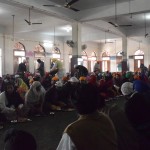 Šo sauc par Langaru - katrā gurudvarā ir pa šādai kopvirtuvītei, kur pabarots tiek katrs ēst gribētājs, neatkarīgi no ticības, ādas krāsas un citām nebūtiskām detaļām. Šādu tradīciju ieviesa jau pirmais Sikhisma guru Guru Nanaks. Indijas subkontinentā, kur darbojas kastu sistēma tā bija (un vietām joprojām ir) ļoti neparasta lieta, jo nabagi drīkstēja ēst kopā ar bagātajiem, tumšie ar gaišajiem, etc. Visos langaros tiek pasniegta tikai veģetāra pārtika, lai visi kopīgi var ēst vienu un to pašu ēdienu, netiekot diskriminēti (hinduisti nedrīkst ēst liellopu, musulmaņi cūkgaļu, laktozes nepanesīgie - pienu, hahah, labi, tāda laktozes nepanesamība nemaz neeksistē, dzenu velnu, hahahah).