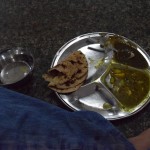 Tādas apmēram izskatās bezmaksas pusdieniņas zelta templī. Ļoti vienkāršas un barojošas. Neteikšu, ka visgaršīgākais ēdiens, ko esmu jebkad ēdis, bet pavisam noteikti nav arī negaršīgas. No ūdens (to dzert pienākas no bļodiņas), kā redzi esmu atteicies - tik drosmīgs un pārliecināts par savu gremošanas sistēmu vēl neesmu, haha.