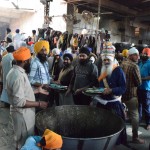 Tikko esam paēduši, šķīvjus, bļodas un karotes savāc brīvprātīgie un padod tālāk pa rindu nākamajiem brīvprātīgajiem, līdz galējais darbonis šķīvjus met lielajā bļodā, kur notiek pirmā skalošana (nebaidies, pēc tam šķīvji iziet vēl vairākas mazgāšanas kārtas un beigās tiešām ir tīri). Tas viss notiek uz brīvprātības bāzes, tāpēc arī var redzēt, ka lielākā daļa darboņu tiešām ir sikhi.