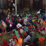 Arī ēdiena pirsmgatavošanas darbi tiek paveikti brīvprātīgo rokām. Te, piemēram, bars dāmīšu loba zirņus. Visa vārīšana un šmorēšana gan ir kvalificētu un apmaksātu pavāru rokās.