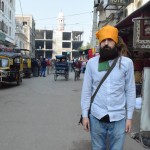 Demonstrēju savu tempļa apmeklēšanas mici. Jā, es zinu, ka visi mati nav paslēpušies, bet šo lakatu man uzsēja tempļa darbinieks, gan jau, ka viņš zina, kas un kā pareizi jādara. Pirms beidzu runāt par templi, gribu pieminēt vēl vienu svarīgu apmeklējuma etiķetes detaļu - gurudvaru, protams, nedrīkst apmeklēt ar apautām kājām, bet it kā ar to nepietiktu, pirms katras ieejas ir mazs baseiniņš, kurā kājas vēl jāapmazgā. Tā man likās visnepatīkamākā apmeklējuma daļa, jo pirms manis kājas tur apmazgājuši visvisādi ļaudis, un ūdens itin nemaz neizskatījās pēc kaut kā tāda, ko varētu kvalificēt par tīru.