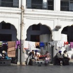 Pirms doties dzīvē, atgriežamies savā naktsmītnē apaut kājas, un novērojam, ka slinkākie tempļa apmeklētāji, izskatās, apmetušies te jau nedēļām ilgi. Iekārtojušies, izkāruši tikko izmazgātās drēbes, gandrīz jau sākuši kamīnus būvēt! Tā, labi ejam uz pilsētu, citādi jau gandrīz diennakti neesam pametuši tempļa teritoriju!