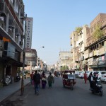 Ielas, salīdzinot ar Pakistānu, vispār tādas tīras un klusas, nav pārāk daudz mocīšu, nav pārāk daudz gaisa piesārņojuma (re, zilas debesis!). Sākam domāt, ka varbūt viss tas ļaunais, ko esam saklausījušies un sadomājušies par Indiju, nemaz nav tiesa. Varbūt jādod Indijai iespēja pierādīt sevi!