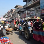 Klāt ziemassvētki! Indijas kristieši lec traktoru piekabēs, visādos pikapos un citos iedomājamos/neiedomājamos transporta līdzekļos un dodas ielās ieskandināt Jēzus dzimšanu - mikrofonos dzied ziemassvētku dziesmiņas, visi ietērpušies salaveču micēs, kā jau kārtīgiem un konservatīviem kristiešiem pienākas.