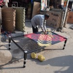 Re, arī nemaz tik ļoti neatšķiras no Pakistānas - vīriņi uz ielas auž Pendžābas tradicionālās gultas!