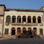 Esam atnākuši uz Ram dārzu/parku, kurā esot skaista imperatoru (un pēc tam maharadžu) pils. Atkal mogulu arhitektūra, bet bišķiņ bēdīgā stāvoklī. Labi, nav, ko kavēties pie pussabrukušām ēkām, ejam tālāk.