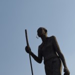 Pašā Ram dārza viducī uzstādīts Gandija piemineklis, bet arī šis ir diezgan bēdīgā stāvoklī, paskat, kā nabagam briļļuki salauzti un nokrituši, ai, ai!