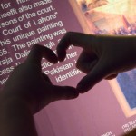 Nu, tu jau saprati, uz ko te jāskatās, ja? Joprojām sērojam par to, ka nācies pamest mūsu mīļo Pakistānu. Nav pat svarīgi, kas rakstīts tajā informācijas dēlītī, galvenais ir Pakistan Zindabad!