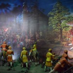 Un te mums atkal jāraud! Jo šajā diorāmā attēlots, kā Randžits Singhs ar savu armiju ieņem Lahoras fortu. Lahoras! Atkal nejau tāpēc, ka viņš iekaro - kāda mums starpība, vai pār Lahori valda Moguli vai Singhi, bet Lahora! Man liekas, tie indieši ar nolūku cenšas mums ik pa brīdim atgādināt, ka ir tāda Pakistāna, kur ir daudz labāk, nekā pie viņiem, hehe. Atkal šauju pār strīpu, ja? Nu nekas, paies pāris nedēļas, un gan jau pārdzīvosim.