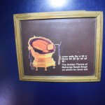 Te ir pēdējais eksponāts no Maharadžas Randžita Singha panorāmas - attēls ar krēslu, kurā viņš nekad nav sēdējis. Iedomājies, cik patiesībā daudz pasaulē ir tādu krēslu, kuros nekad nav sēdējis Randžits Singhs hahaha