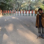 Tā, tagad pāris ielu skati - bomzītis, kurš labprāt pozē fotogrāfijai. Un pat vairāk nekā pozē - pats uzprasās! Zini, ja viņš tā labi nomazgātos, varbūt varētu būt arī diezgan stilīgs puika savā milzīgajā skolas formas žaketē.