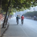 Veloceliņš!!! Šādu brīnumu neesmu redzējis mēnešiem ilgi! Vietējie, šķiet, līdz galam nav iemācījušies tādu celiņu nozīmi, bet vienalga - veloceliņš!!!!