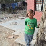 Kamēr Karīna apmeklē publisko tualeti, mazgadīgā tualetes darbiniece labprāt pozē bildēm. Nevar taču aizbraukt uz Indiju un nebildēt tos skaistos bērneļus, vai ne?