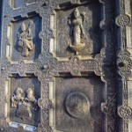 Šīs ir Durgiana tempļa lielās sudraba durvis. Tās tiešām ir lielas un tiešām sudraba, tāpēc šo templi šad tad mēdz saukāt arī par sudraba templi. Man gan liekas, ka tas vairāk ne to sudraba durvju dēļ, bet tāpēc, ka hinduisti gribēja savu templi kaut kā pielīdzināt varenajam sikhu zelta brīnumam.