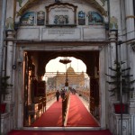 Paskat, paskat! Izrādās nosaukums nemaz nav vienīgā līdzība ar zelta templi - arī šis ir tāda līdzīga kantaina kastīte, kuras augšpuse apsista zelta plāksnītēm. Špikotāji tie hinduisti!