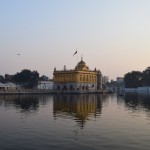 Izskatās kaut kur redzēts, ne? Heheh. Lai gan Amritsara vispār oficiāli neskaitās svētā pilsēta, vietējā likumā noteikts, ka 200 metru apkārtnē no šī, tāpat kā zelta, tempļa ārējiem vārtiem ir aizliegts tirgot un lietot gan alkoholu, gan cigaretes, gan gaļu un tās produktus.