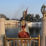 Un sākās brīnumi! Tikko, pats būdams kārtīgs neticīgais, jau esmu pieradis pie tā, ka ļaudis pielūdz mums ierasto dieviņu vai tas būtu islāmā vai kristietībā, liktenis man piespēlē reliģiju, kur viena dieva vietā ir miljards, turklāt katrs nākamais no tiem izskatās vēl dīvaināk par iepriekšējo. Par to sīkāk droši vien parunāsim nākamnedēļ, bet pagaidām iepazīstināšu tevi ar Hanumanu - dieviņu, kas ir ārkārtīgi spēcīgs, tāpēc viņu parasti pielūdz visādi cīkstoņi. Bet vispār visa tā hinduisma lieta nav tik vienkārša, par katru dieviņu ir miljons stāsti, katrs pieminēts miljons dažādos eposos, katrā no kuriem konkrētā dieviņa loma un vēsture var būt citādāka. Šis te Hanumans, piemēram, šad tad tiek dēvēts par dieva Višnu avatāru, bet dažreiz ir pilnīgi neatkarīgs varonis, kura vecāki ir Andžana, Kesari un vēja dievs Vaiju - jā, trīs vecāki. Hinduismā labāk pārāk daudz jautājumus neuzdot.