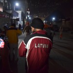 Labi, laukā jau tumšs, svētdiena ir galā, un līdz ar to arī mana atskaite. Atvadīšos no jums ar šo Latvijas izlases treniņtērpā tērpto sikhu. Diemžēl, neskatoties uz interesanto tērpu, viņš ne vārda nerunāja un nesaprata latviski, līdz ar to neko vairāk par radušos situāciju pastāstīt nevarēšu. Atā, atā, un tiksimies atkal nākamnedēļ, kad parunāsim par to, ko patiesībā domāju par Indiju!