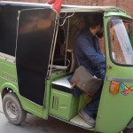 Pa ceļam mūs aptur tuktuks (jā, nevis mēs apturam tuktuku, bet tuktuks mūs!), palūdz iekāpt viņa tuktukā pie stūres, visādos veidos un leņķos sabildē mani, pēc tam turpat iesēdina arī Karīnu un sabildē viņu. Izdomājām, ka prasīsim, lai mums beidzot sāk maksāt par visu to bildēšanos, bet nepaspējām pat paprasīt, kad vīrs pats labprātīgi piedāvājās bez maksas aizvest, kur vien vajag. Tā kā lielo daļu esam jau nogājuši un necik tālu no mērķa vairs neesam, tomēr pieklājīgi atteicām.