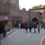 Tā kā arī šeit strādā diferencēto cenu sistēma (pakistāņiem 20 rūpijas, ārzemniekiem 500(!)), izlēmām, ka Karīna izliksies par Talhas sievu, un pirksim divas lētās biļetes un tikai vienu dārgo. Plāns diemžēl nenostrādāja, jo izmanīgie sargi palūdza nerunājošajai (jo viņa neprot urdu) Karīnai uzrādīt personu un pilsonību apliecinošu dokumentu. Nu neko darīt, jāiet vien atpakaļ, jāstāv vēlreiz rindā un jāpērk vēl viena dārgā biļete. Pirms tam Karīna, protams, nolamāja visus sargus, paziņoja arī garāmgājējiem, ka tāda cenu sistēma ir absurda, un visādi citādi dusmojās, knapi viņu pierunāju tomēr maksāt dārgās naudas un fortu apmeklēt, hehe.