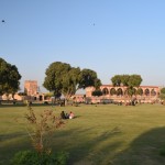 Lahoras forts, tātad! Pirmkārt, ievēro, cik te viss skaists un zaļš! Izrādās, debesis zilākas, un zāle zaļāka nav tik vien kā bērnības atmiņās! Daudzi vietējie vienkārši atnākuši pasēdēt zālītē, papusdienot, paspēlēt galda spēles un visādi citādi labi pavadīt laiku. Un pašam cietoksnim nemaz neuzmet aci! Un kāpēc ne?! Ja ir iespēja par divdesmit rūpijām (apmēram 18 centi) papusdienot skaistā un sakārtotā vidē, būtu grēks to neizmantot. Bet par pašu fortu - kaut kādi visādi nocietinājumi te bijuši jau aizvēsturē, bet pirmo tādu īsteno, tādu, kā tas saglabājies līdz mūsdienām, te uzcēla Mogulu imperators šahs Akbars. Jā, viņa vārds nozīmē "Visuvarenais". Un, papētot vēsturi, izskatās, ka tāds viņš arī bijis.