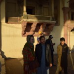 Vairākās vietās pa visu fortu izmētāti visādi sargi sikhu cepurēs (jā, jā, es zinu, ka īstenībā tos jāsauc par turbāniem), ar kuriem var par brīvu bildēties. Visi godīgi stāv rindā un gaida savu kārtu uz selfiju, līdz brīdim, kamēr ierodamies mēs. Tad visi stājas rindās pārmaiņus bildēties ar Karīnu un mani. Tikmēr sargs fonā noskumis, lūr ar greizsirdības pilnām acīm uz Karinčiku! Ak, šī netaisnība!