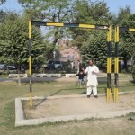 Paps izvedis savu ķiparu pašūpoties. Gandrīz kā civilizētā valstī, ne?