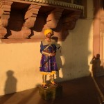 Man par to pienākas retā iespēja nobildēt sargu pavisam vienu! Un bez rindas! Tik vien, kā Karīnu fočējošo ļaužu ēnas traucē. Mēģināju izfunktierēt, kāpēc sargs valkā sikhu cepuri - vai tas kādu vēsturisku iemeslu dēļ (jo kādā brīdī fortu Moguliem atņēma dažādi Sikhu valdnieki) vai šis kungs vienkārši ir pārliecināts sikhs, un uz darbu nāk reliģijā paredzētajā micē. Mogulu ķiveri ne pa kam negrib likt galvā!