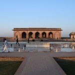 Džahangira stūrītis. Džahangirs ir iepriekš minētā Akbara dēls un troņmantnieks (mācu visiem Indijas vēsturi!) un, lai gan paps sāka šīs ēkas būvniecību savām vajadzībām, nepaspēja pabeigt, pirms neatdeva visas karotes. Tāpēc Džahangirs, piebūvējis tik vien kā pāris ķieģeļus, nosauca šo skvēriņu/laukumiņu ar visām ēkām savā vārdā. Vienīgā vieta visā cietoksnī, kurā atrodas dekoratīvs baseins ar strūklakām (šobrīd gan man nezināmu iemeslu dēļ nedarbojas). Nav brīnums, ka ne tikai Džahangirs, bet arī liela daļa viņa pēcteču šo vietiņu izvēlējās par savu rezidenci.