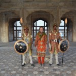 Vot šiem sargiem jau ir piemērotas mices! Tērpi gan nav saskaņoti, bet tie ir tikai sīkumi. Karīna, atkāvusies no visiem selfiju gribētājiem, arī beidzot tiek pie iespējas iegūt īstu, normālu tūristu foto.