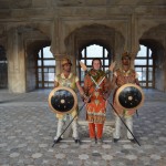 Bet, tikko noklikšķ fotoaparāta shutteris, vīri sakrusto savus šķēpus, un vairs nav, kur bēgt. Neskaitot virzienu uz aizmuguri, protams, bet tad steigā var nepamanīt mazo baseiniņu un paklupt! Vai saslapināt zeķes! Karīnas sejā gan bailes nemana, vienīgā izmaiņa - saspringušās plaukstas!