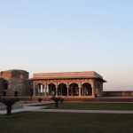 Šaha Džahāna kvadrangls - es īsti nezinu, kā šo pareizi latviskot, pirms tam teicu stūrītis, skvēriņš un laukumiņš (ak, šie deminutīvi), bet visu veidu tulkotāji saka priekšā, ka pareizi ir kvadrāts vai četrstūrains pagalms. Paliksim pie pagalms? Tātad - Džahana pagalms. Vidū redzamais paviljons ir Šaha Džahāna audienču zāle, šeit viņš uzņēmis svarīgākos ārzemju un vietējos viesus. Starp citu, Šahs Džahāns ir iepriekš minētā Šaha Džahangira dēls. Zini, kā viņš tika pie imperatora titula? Pēc Džahangira nāves viņa jaunākais dēls Šahriars ieņēma troni, bet tajā dabūja pasēdēt tikai trīs stundas, jo vecākais brālis Džahāns viņu vienkārši nafig nodūra, tādējādi pats kļūstot par imperatoru. Varbūt tev īsti neinteresē visi šie Džahangiri, Šahriari un Džahāni, bet šo faktiņu zināt ir svarīgi, jo nejaukais brāļu slepkava Džahāns ir tas pats Džahāns, kas vēlāk Agrā par godu savai mirušajai sievai (trešajai sievai, starp citu) uzcēla Tadžmahālu un kļuva par visas impērijas (un vispār visas pasaules) varoni, jo tik skaistu ēku taču neviens nekur neesot redzējis! Beigās kā moceklis viens pats nomira cietumā, bet par to jau vairāk citnedēļ!