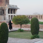 Šis pagalms, šoreiz iztiksim bez fokusa uz konkrētām ēkām, ir lēdiju dārzs. Tas nozīmē, ka visa Džahāna konkubīņu svītai ir, kur uzturēties, kamēr pats imperators šiverējas pa Lahoru. Un neviens cits te nedrīkstēja nākt, tikai galma dāmas! Lai gan ierastā Džahāna rezidence bija Agrā, dāmu dārza un karaliskā hamāma (protams, tas atrodas tieši blakus dāmu dārzam, funkcija tādam hamāmam tomēr ir diezgan līdzīga, hehe) būves laikā Džahāns vairākus mēnešus pavadīja šeit, vaktēja būvniecības projektu. Šīm impērijas vissvarīgākajām ēkām bija jābūt perfektām! Ā, un paskaties uz to augļu koku! Paga, parādīšu tuvāk!