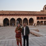 Reku arī abi mani galvenie varoņi - Karīna un Talha. Viņiem fonā Šiš Mahāls (spoguļu pils), iekšā viss, protams, spoguļos un tā, bet no ārpuses skaisti var redzēt Mogulu arhitektūras paraugdemonstrējumu. Turpmāk, ja kādreiz redzi kaut kur apmēram šādu ēku, droši vari teikt - ā, reku Mogulu arhitektūra, un tādējādi atstāt labu iespaidu uz čomiem, haha. Šo uzcēla Mumtaza Mahāla (tā ir tā pati Džahāna trešā sieva, persiete, starp citu, kuras vārds nozīmē "Pils izredzētā". Re, viņas īsto vārdu, kopš viņa tika "izredzēta", neviens tā arī īsti nezina, še tev sieviešu tiesības!), vai precīzāk, pēc Mumtazas pasūtījuma uzcēla viņas paps. Šajā namā uzturējās imperatora harēms. Iedomājies mūsdienās tādu situāciju - tu izdod savu meitu pie vīra, kuram jau ir divas sievas, un meita vēl atļaujas palūgt, lai uzcel viņai un viņas konkurentēm dzīvojamo namiņu. Un tu, priecīgs, cel!