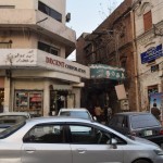 Šodien esam ar Talhu sarunājuši apmeklēt pilsētas galveno tūrisma objektu - Lahoras fortu. Tā kā esam ļoti taupīgi (lasi - skopi), iesim visus 4 kilometrus līdz satikšanās vietai kājām. Un, protams, atkal rādīšu visus tos brīnumus, kas pa ceļam mani pārsteidza. Piemēram, šis pieticīgais uzņēmums - Decent Corporation. Nav, ko pārspīlēt, jāsauc lietas īstajos vārdos: Mūsu uzņēmums ir tāds, nu, apmierinošs. Nekas īpašs.