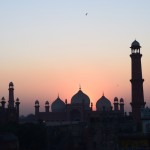 Re, kāds skats uz Badšahi mošeju no Šiš Mahāla! Bet tūlīt jau dosimies apskatīt arī to, tas nekas, ka, kamēr stundām vazājamies pa fortu, pielavījusies jau tumsa.