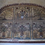 Ne pārāk labi saglabājušās freskas, bet vienalga cienījams mākslas darbs persiešu garā. Pirmajiem Mogulu dinastijas valdniekiem vispār bija ļoti ciešas love-hate tipa attiecības ar persiešu Safavīdu dinastiju - šad tad precēja viens otra bērnus, šad tad gāja karot viens pret otru, šad tad ciemojās un draudzīgi dzēra tēju. Es neko no tā visa nesaprotu! Un vispār, laikam laiks atvainoties par bilžu neciešami zemo kvalitāti - sliktas gaismas, slikti kadrējumi, etc, bet esmu jau tik daudz iepalicis savās atskaitēs, ka par laika tērēšanu kaut kādām apstrādēm nevar būt ne runas. Par bilžu atlases kritēriju paaugstināšanu gan varētu būt runa, bet, ai, gribas taču parādīt visu, visu!