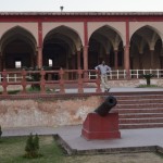 Talha saka, ka jānobildē arī kāds lielgabals, citādi tā vien liekas, ka es Lahoras vareno fortu gribu padarīt par kaut kādu pasaku pili! Nē, nē, Lahoras forts ir labi nocietināts no visām pusēm, nokrauts lielgabaliem un tā. Tāpēc, lūk, pierādījums! Lūdzu, Talha, tavs lielgabals, haha!